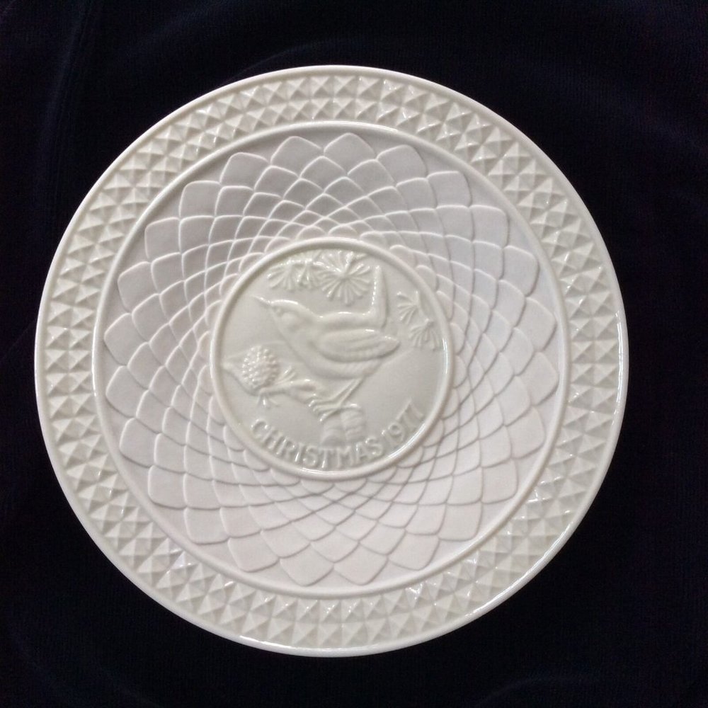 1977 BELLEEK EDITION Wren in the Firs China CHRISTMAS PLATE IRELAND Ivory Dish